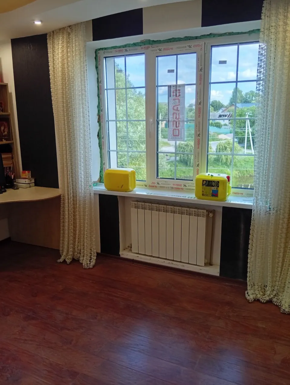 Трисекційне металопластикове вікно з білою розкладкою одразу після встановлення в кімнаті приватного будинку в Обухові